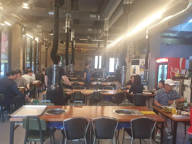 노란꽃돼지 내부 전경