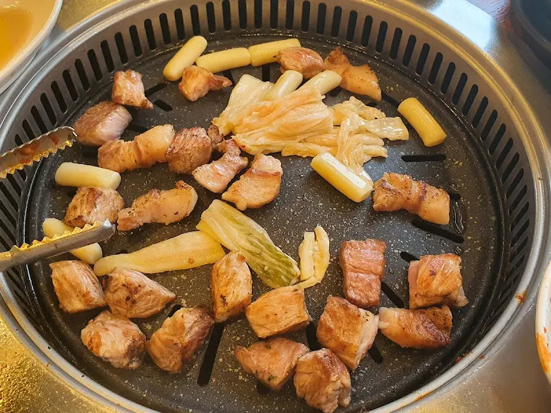 고기와 함께 구워먹는 김치와 떡