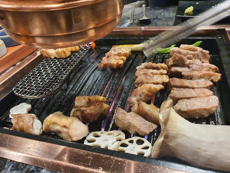 불판에 구워지는 고기