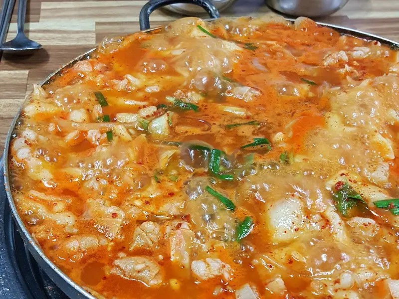 보글보글 끓는 곱창전골의 클로즈업