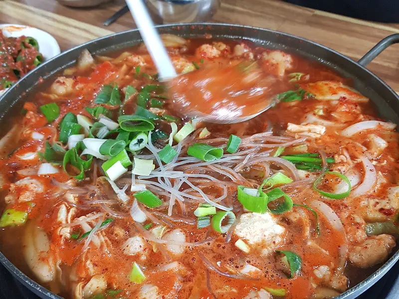 곱창전골을 뜨는 모습