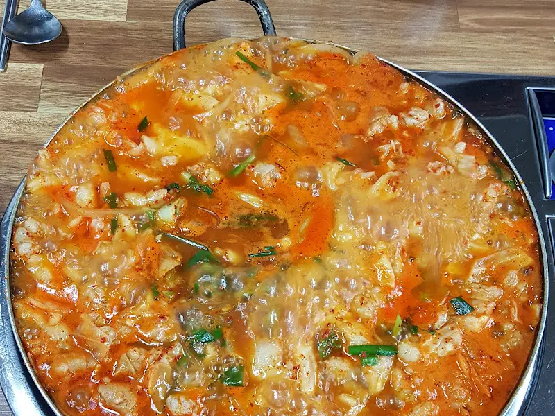 푸짐하게 끓여진 곱창전골의 전체적인 모습