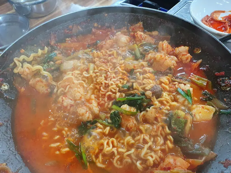라면 사리를 넣어 끓인 곱창전골