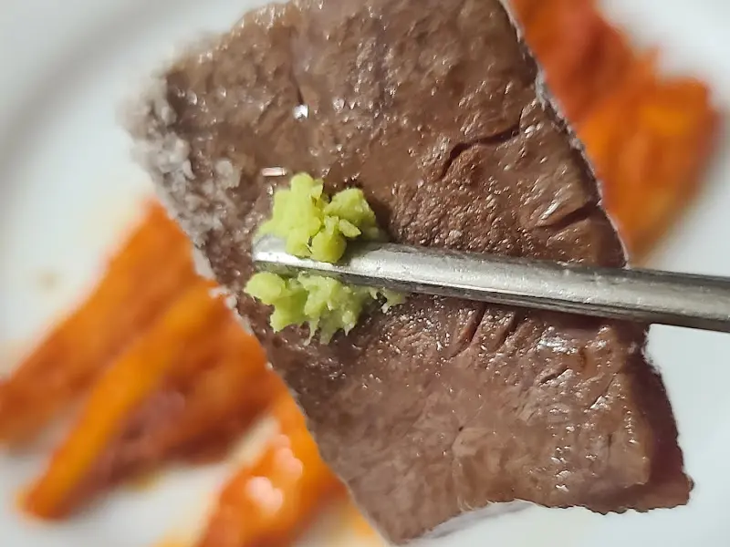 와사비를 곁들인 등심 한 점