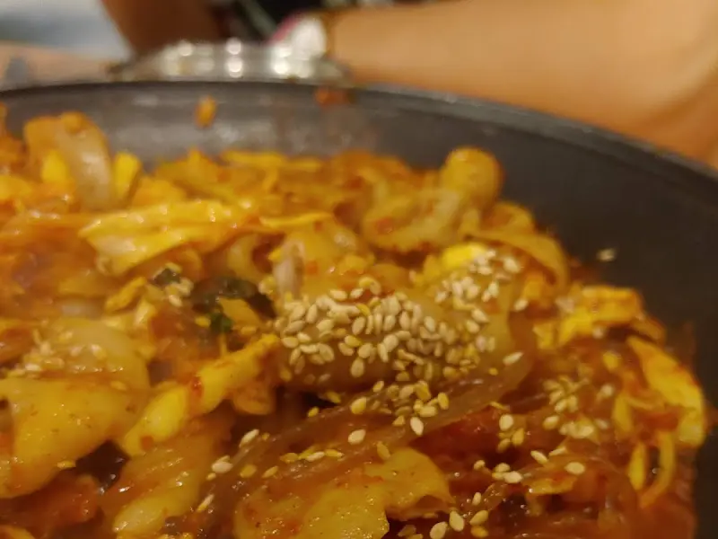 통깨가 듬뿍 뿌려진 곱창