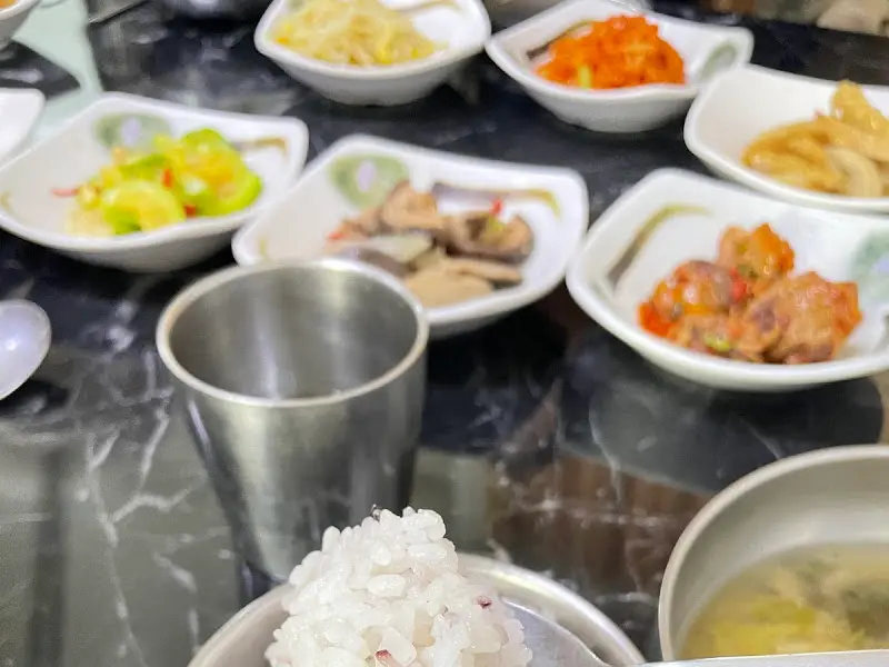 정갈하게 차려진 밑반찬