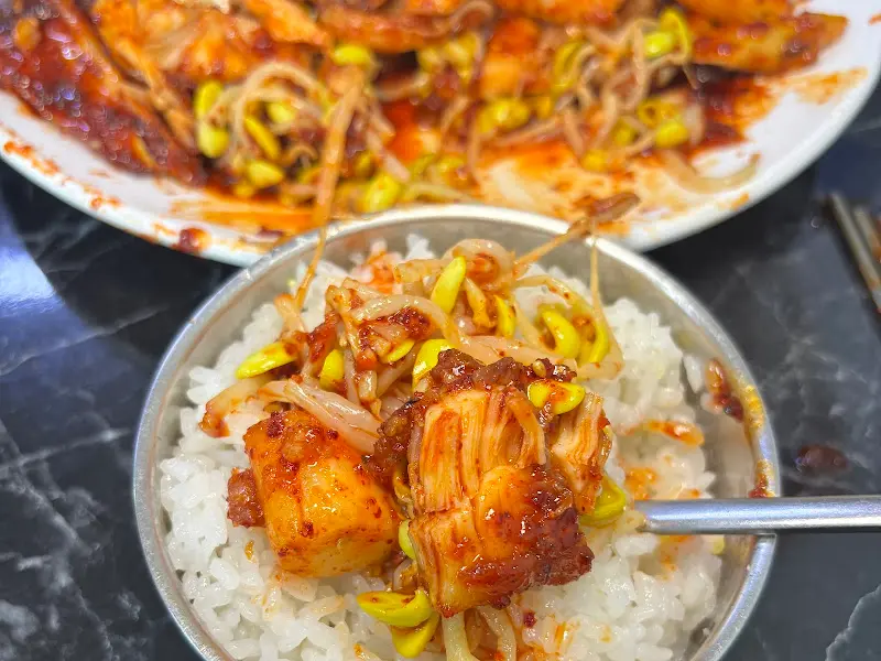 밥 위에 올려 먹으면 꿀맛