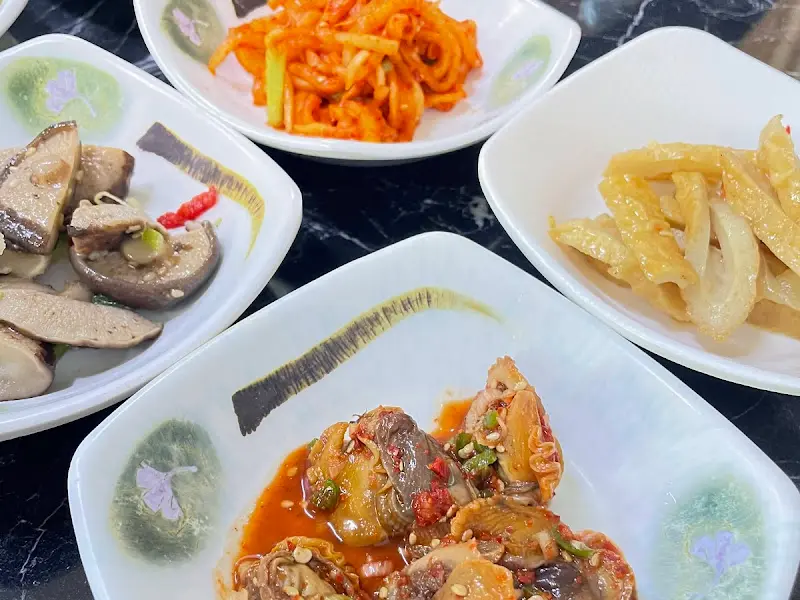 다채로운 밑반찬 구성