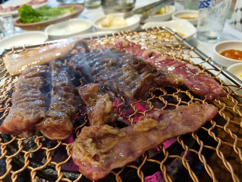 숯불 위에서 익어가는 갈매기살