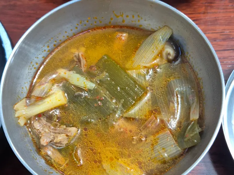 깔끔한 뚝배기에 담겨 나오는 탕