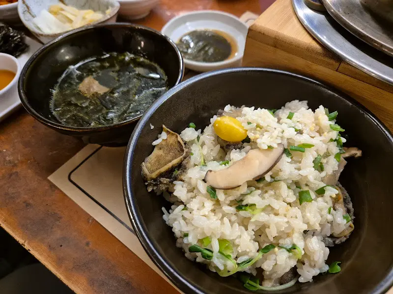 전복솥밥에서 덜어낸 밥과 따뜻한 미역국