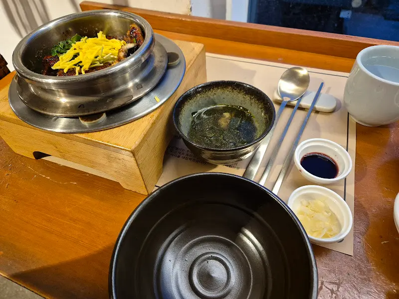 놋그릇에 담겨 따뜻함이 유지되는 솥밥