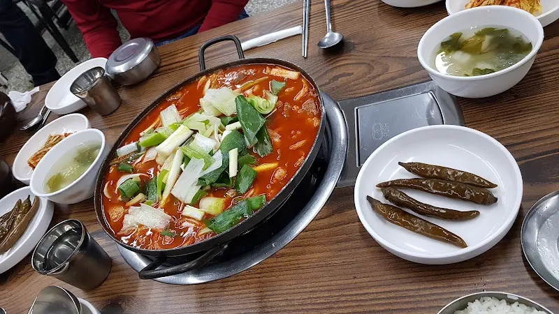 다채로운 채소와 고추장이 어우러진 비빔밥