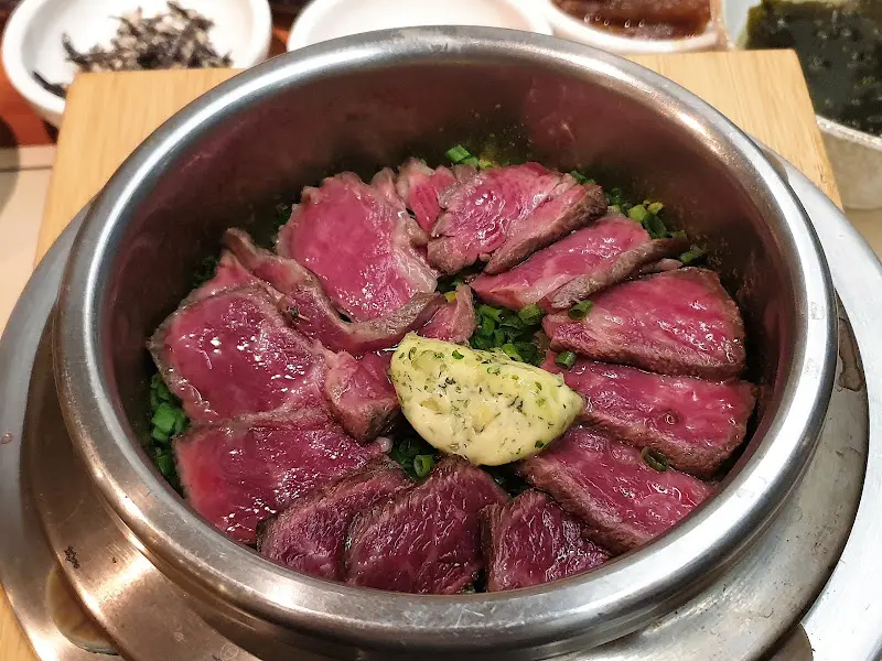 스테이크가 듬뿍 올라간 스테이크 솥밥