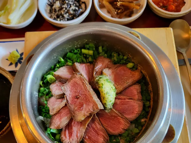 스테이크 솥밥의 클로즈업 샷