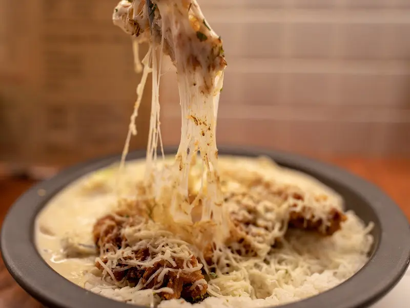 크림 카레 돈까스의 치즈 늘어나는 모습