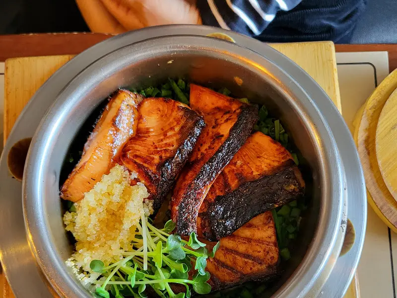 맛깔스러운 연어 솥밥의 모습