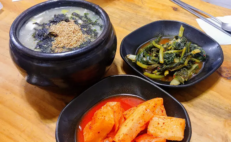 정갈한 반찬 구성