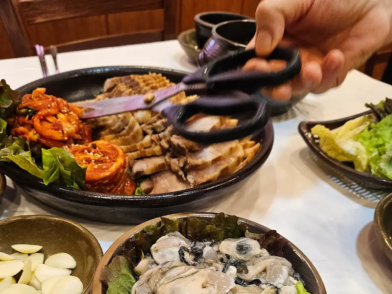 보쌈 자르는 모습