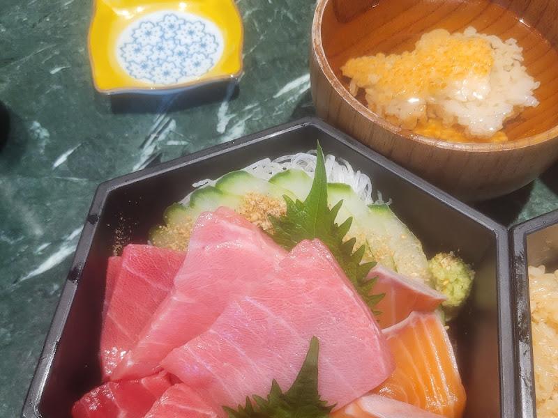 곁들여 나오는 밥과 우니