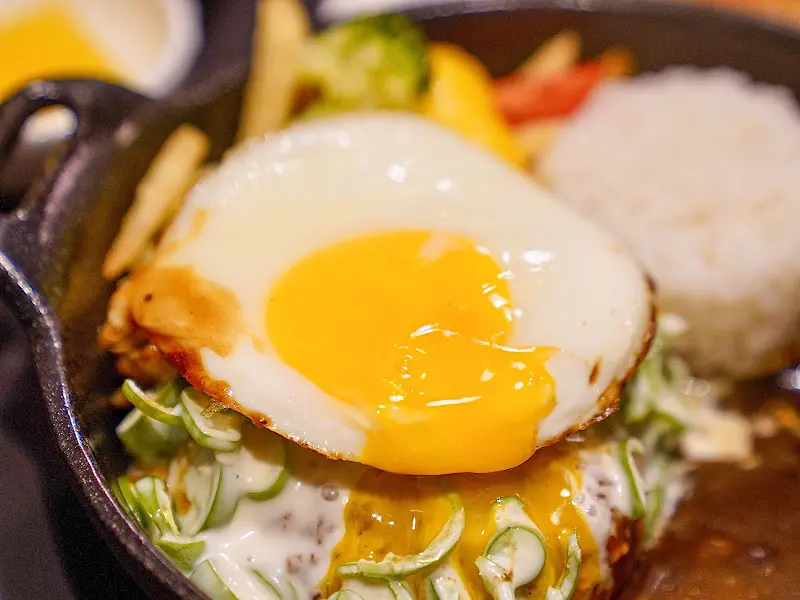 계란 노른자를 터뜨려 함박스테이크와 함께