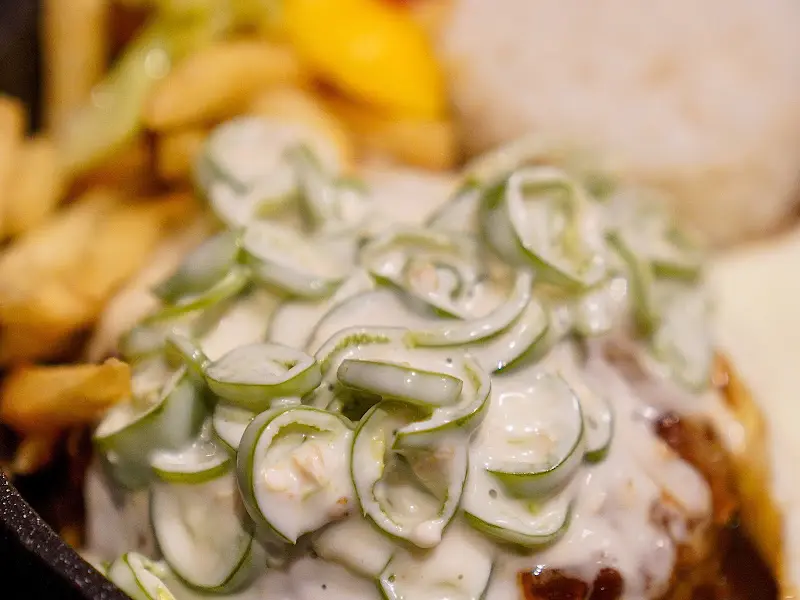 청양마요 소스가 듬뿍 올려진 함박스테이크