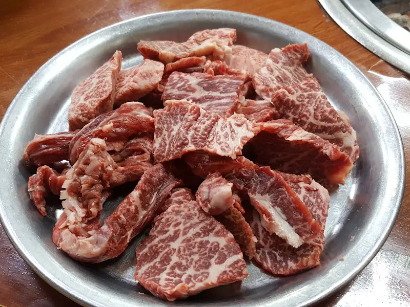 마블링이 촘촘히 박힌 신선한 한우 모듬