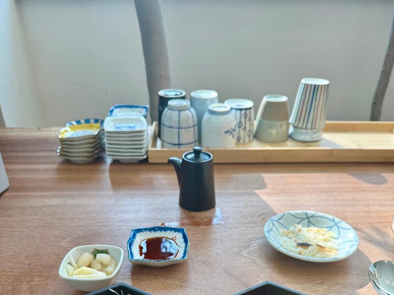 깔끔하게 정돈된 식기류