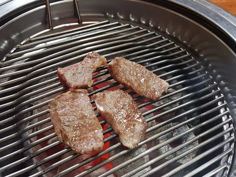 숯불 위에서 맛있게 익어가는 한우
