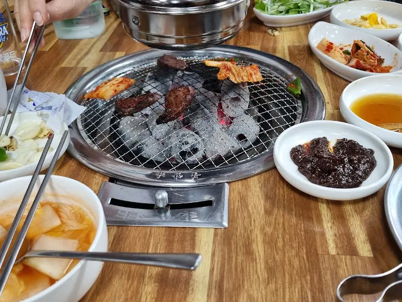 숯불과 함께 차려진 푸짐한 한 상