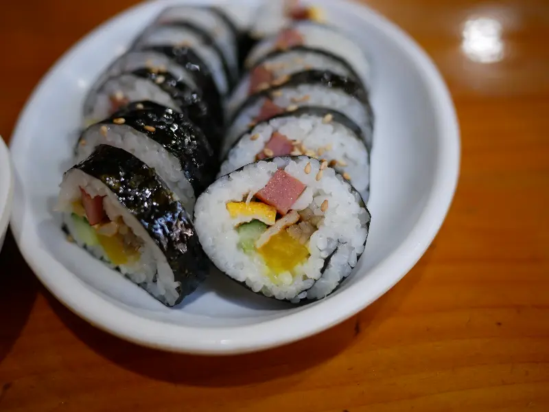 밑반찬으로 제공되는 김밥