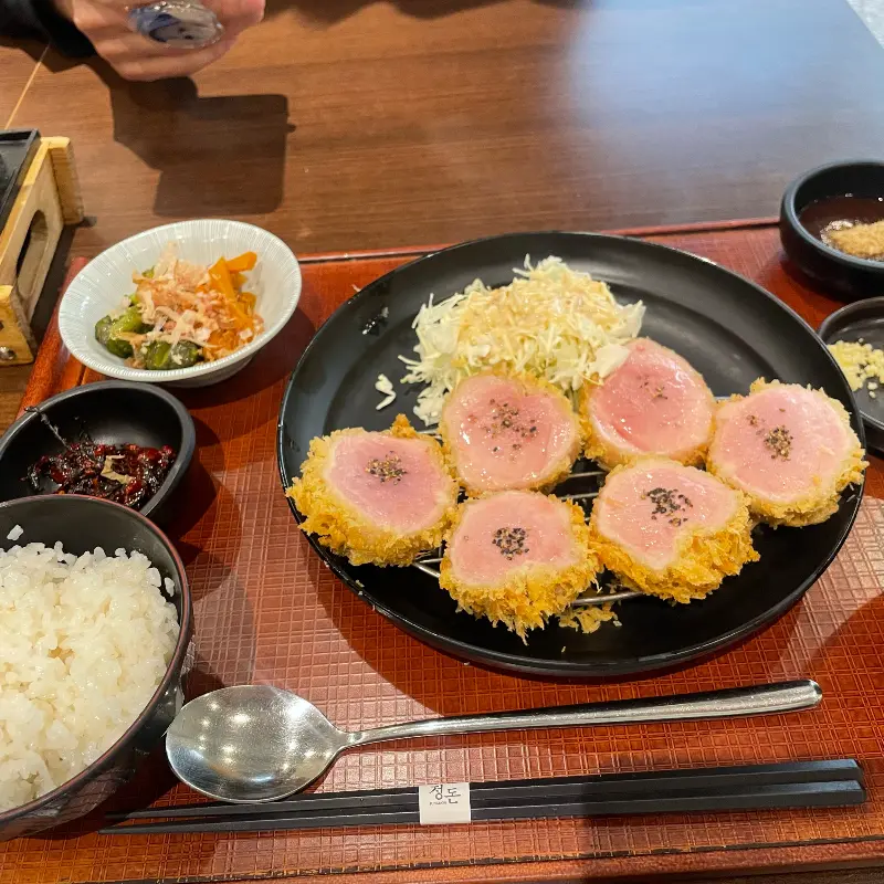 보기만 해도 촉촉함이 느껴지는 안심 돈카츠