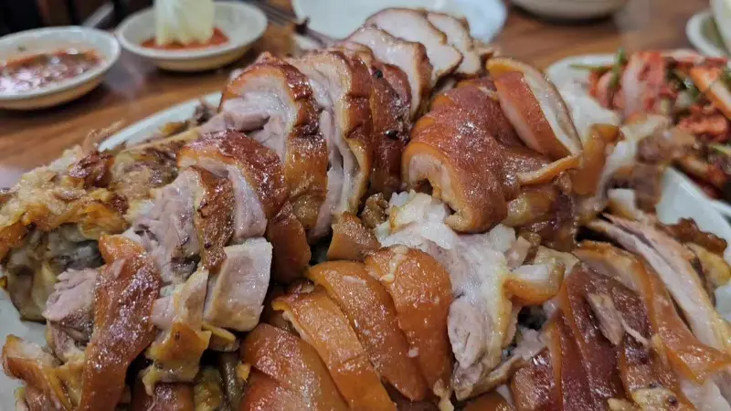 윤기가 좔좔 흐르는 족발