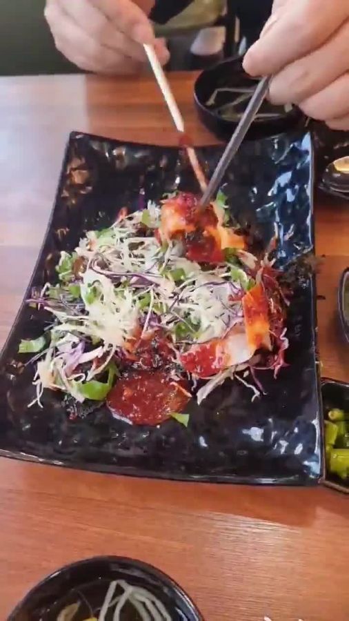 족발과 막국수를 함께 먹는 모습