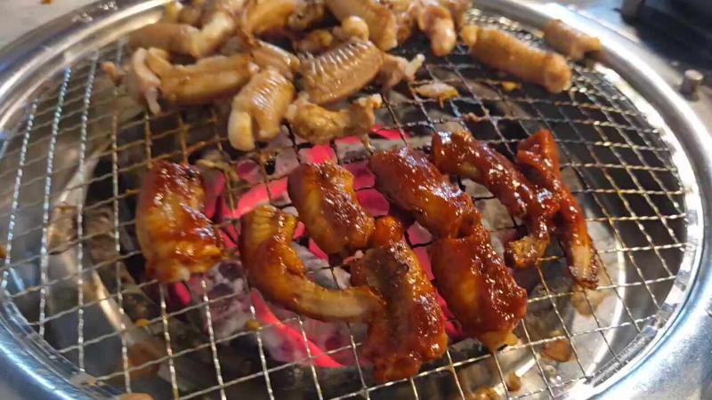 숯불 위에서 맛있게 구워지는 닭목살