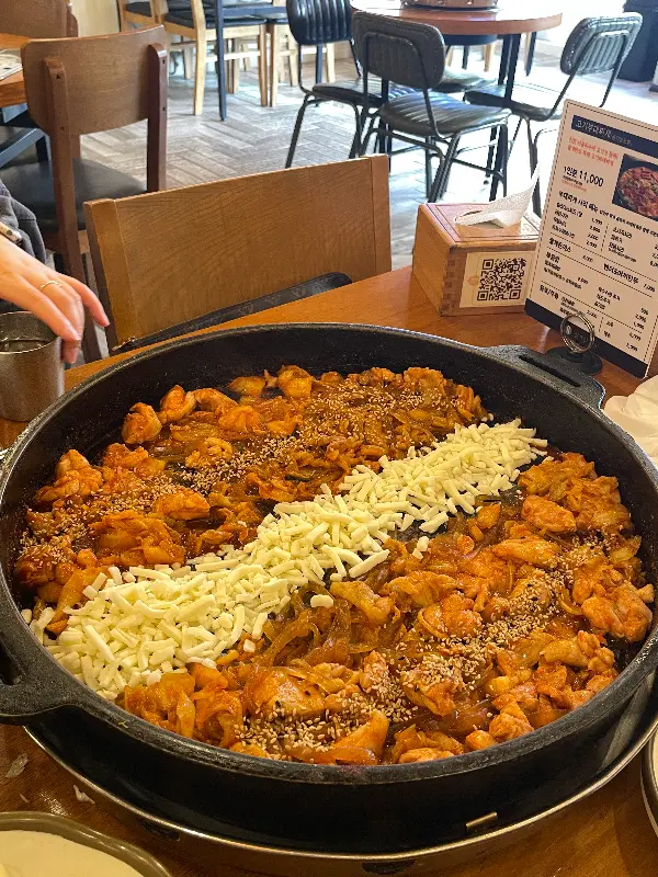 볶음밥을 숟가락으로 떠먹는 모습