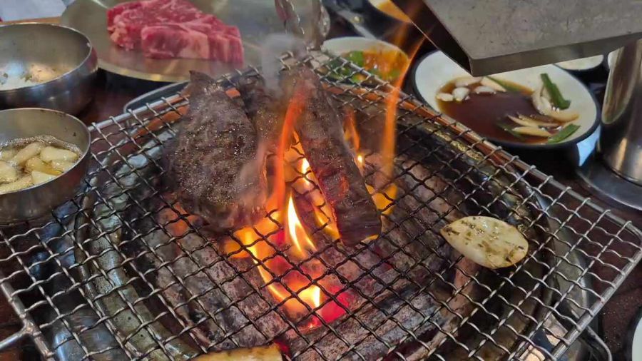 숯불 위에서 맛있게 익어가는 한우