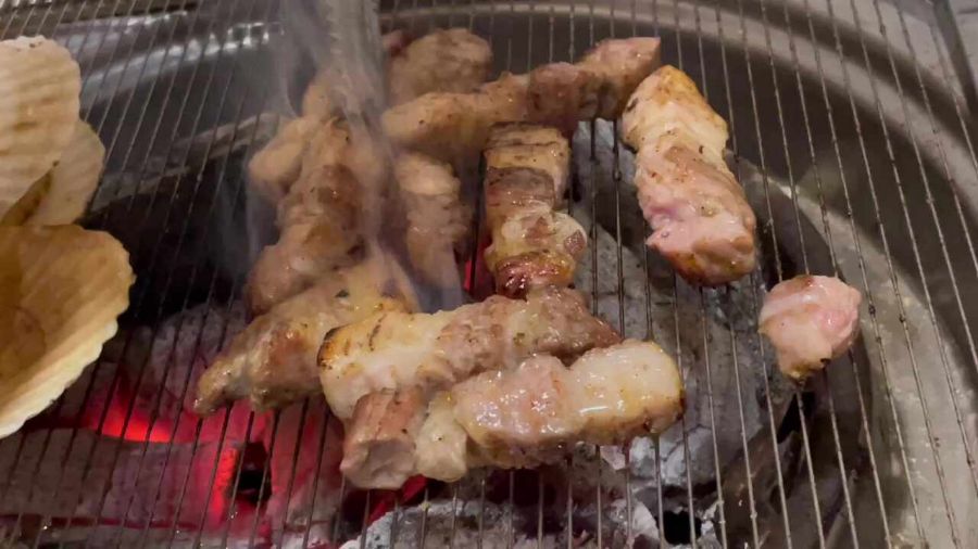 숯불 위에서 익어가는 삼겹살과 가리비