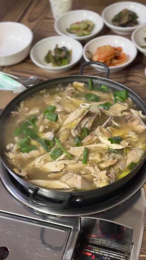 뽀얀 국물이 일품인 닭백숙