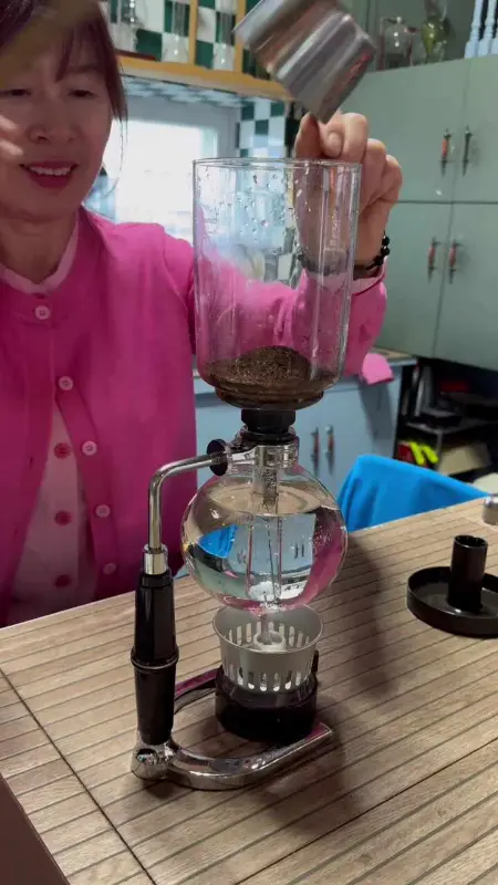 사이폰 커피 내리는 모습