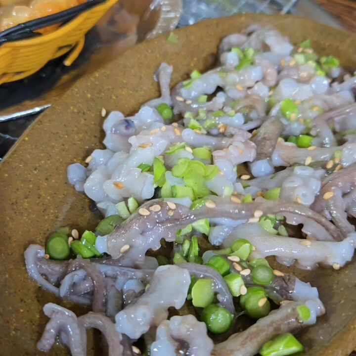 싱싱한 해산물이 가득 담긴 접시