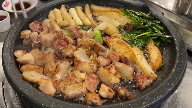 불판 위에서 지글거리는 곱창 모듬