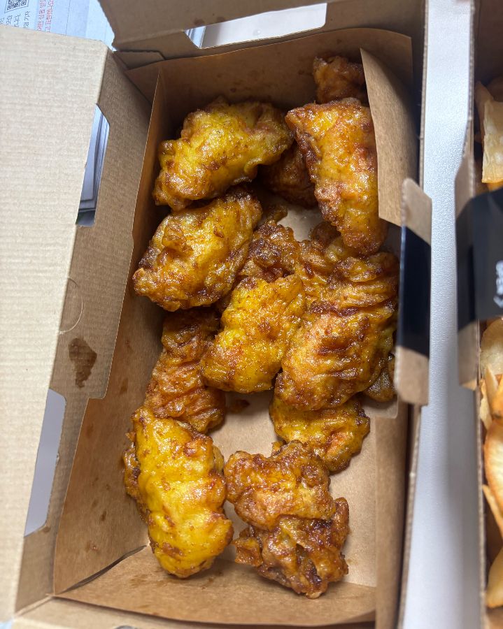 윤기가 흐르는 교촌 윙봉 클로즈업