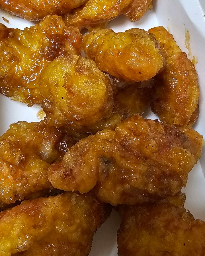 윤기가 흐르는 교촌 허니콤보