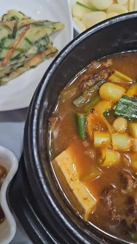 차돌박이 된장찌개와 밑반찬