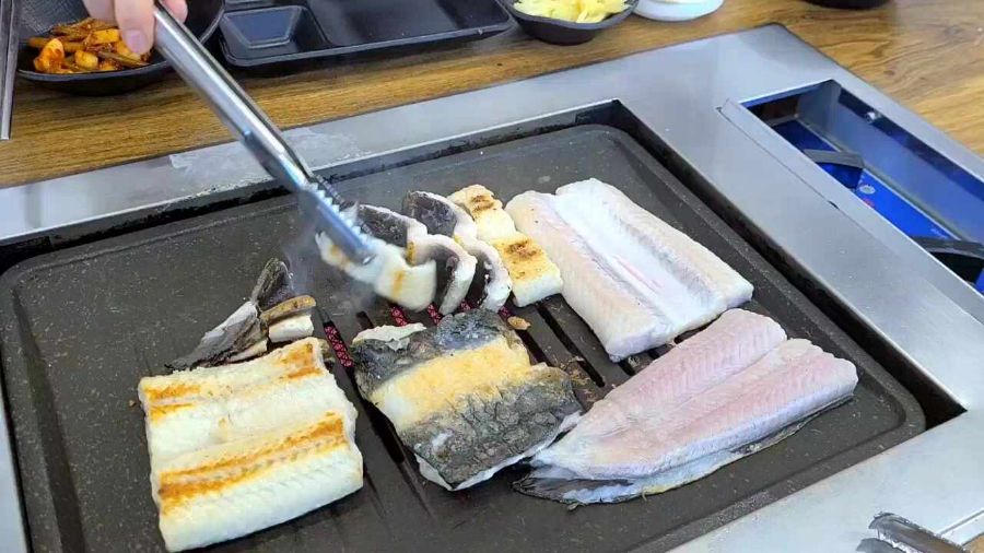 노릇하게 구워지는 장어