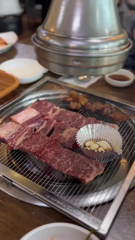 윤기가 자르르 흐르는 돼지갈비