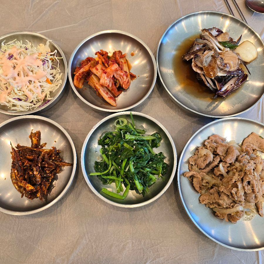 이금돈지 통갈치조림 제주공항본점의 다양한 밑반찬 구성