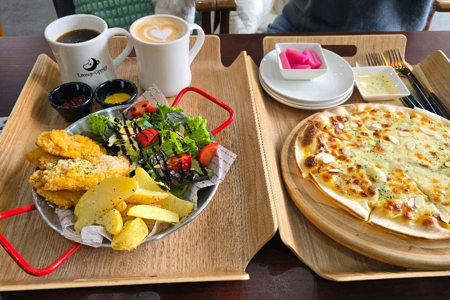 루시구시카페 브런치와 커피 세팅