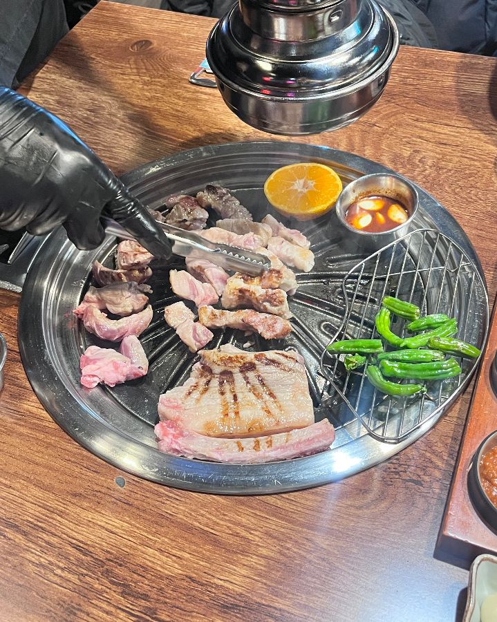 직원이 직접 구워주는 탐라담 오겹살